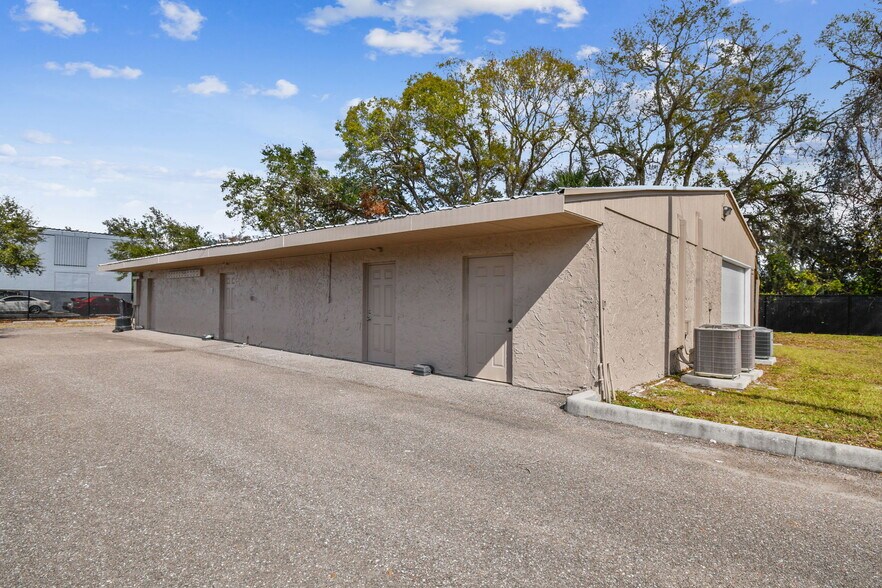 More Photos Of 14915 N Nebraska Ave, Tampa Showroom For Sale