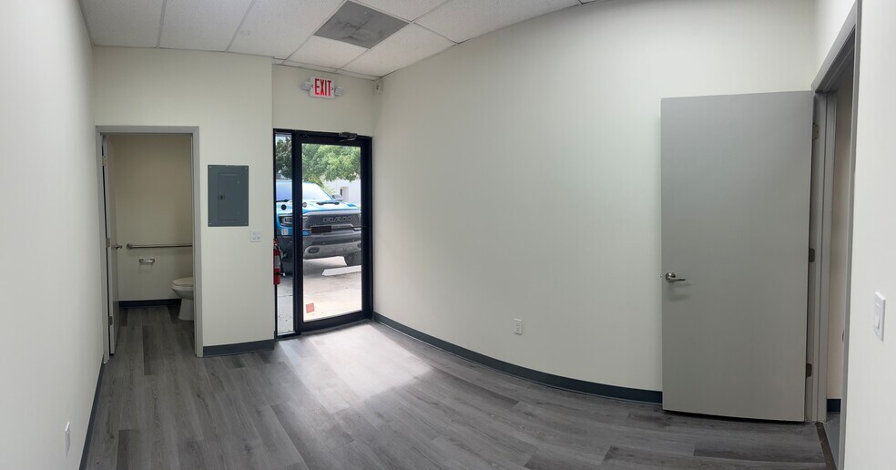 More Photos Of 11320 Fortune Cir, Wellington Warehouse For Lease