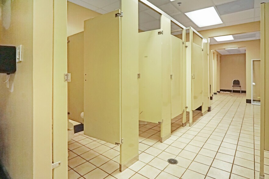 More Photos Of 1560 Commercial Ct, Jonesboro Office For Sale