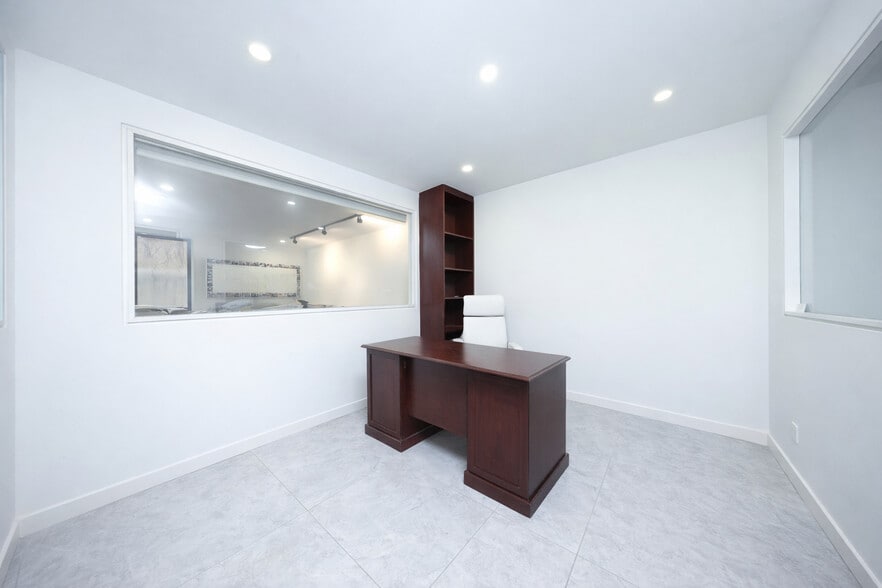 More Photos Of 5811 6th Ave, Brooklyn Office For Sale