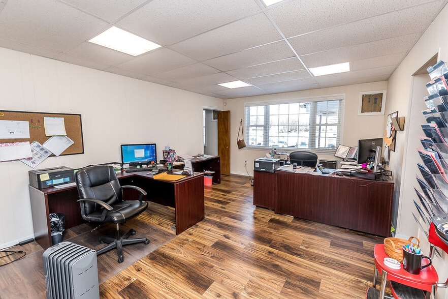 More Photos Of 196 Carlton Dr, Inwood Industrial For Sale