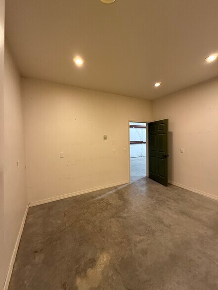 More Photos Of 1431 Anderson Rd, Montrose Warehouse For Lease