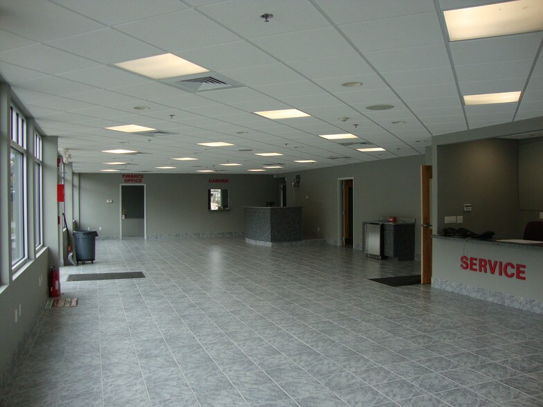More Photos Of 282 N Broadway, Salem Auto Dealership For Lease