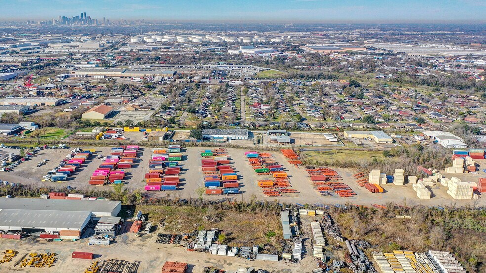 More Photos Of 3635 Trailmobile Dr, Houston Warehouse For Lease