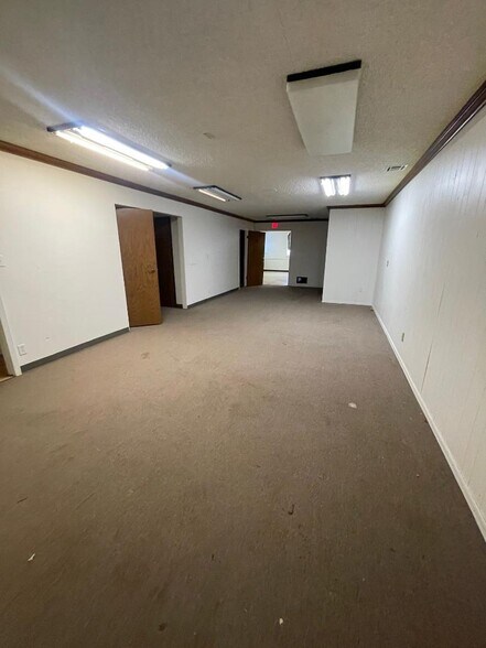 More Photos Of 1315 24th Ave SW, Norman Freestanding For Lease