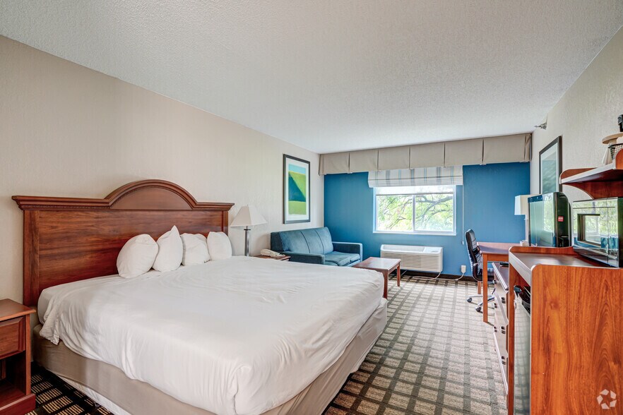More Photos Of 2285 Washington St, Galesburg Hotel For Sale