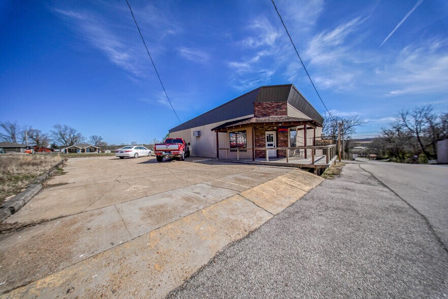 More Photos Of 105 E Walnut St, Houston Freestanding For Sale