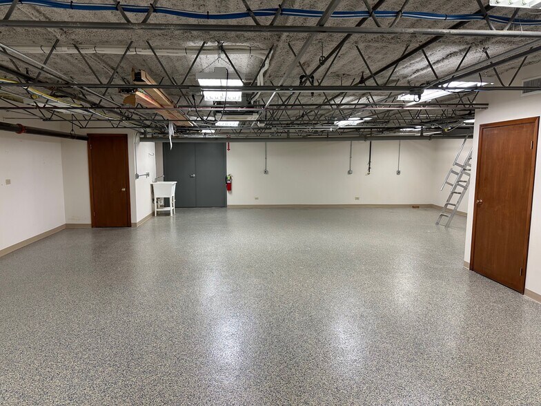 More Photos Of 435 W 194th St, Glenwood Manufacturing For Lease
