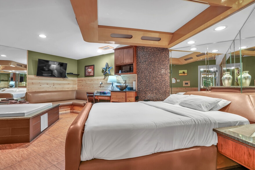 More Photos Of 16W621 S Frontage Rd, Willowbrook Hotel For Sale