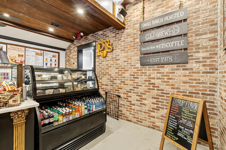 More Photos Of 8026 E Main St, Ridgeland General Retail For Sale