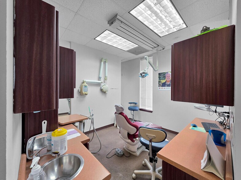 More Photos Of 6429 Fairmont Pky, Pasadena Office For Sale