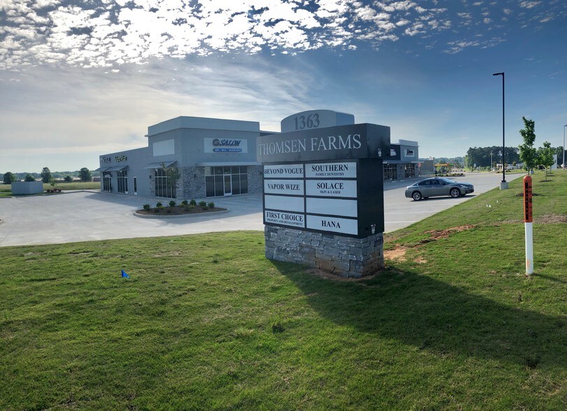 More Photos Of 1363 Union University Dr, Jackson Storefront For Lease