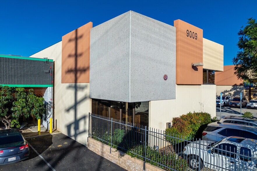 More Photos Of 9009 Canoga Ave, Canoga Park Manufacturing For Lease