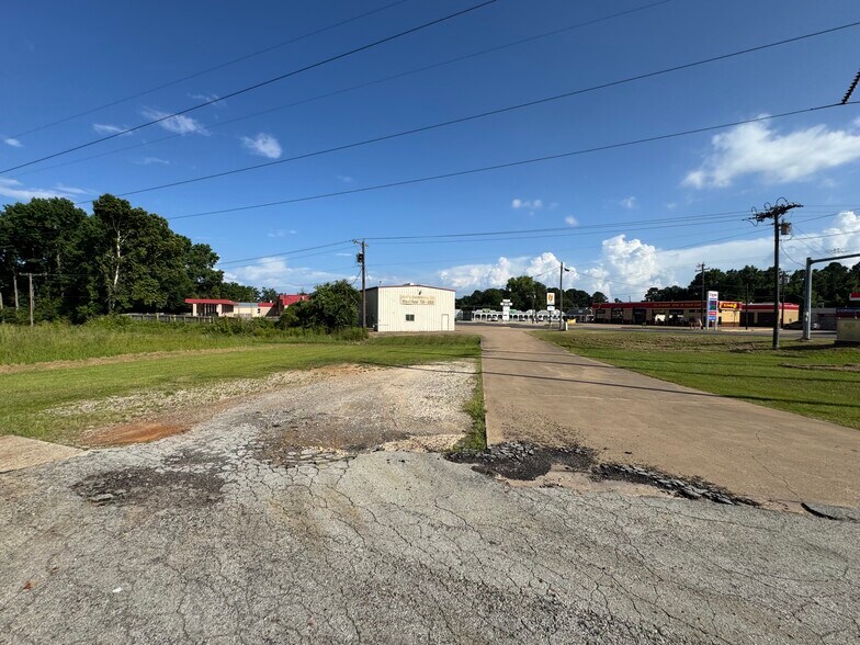 More Photos Of 1900 Crockett Rd, Palestine Storefront For Sale