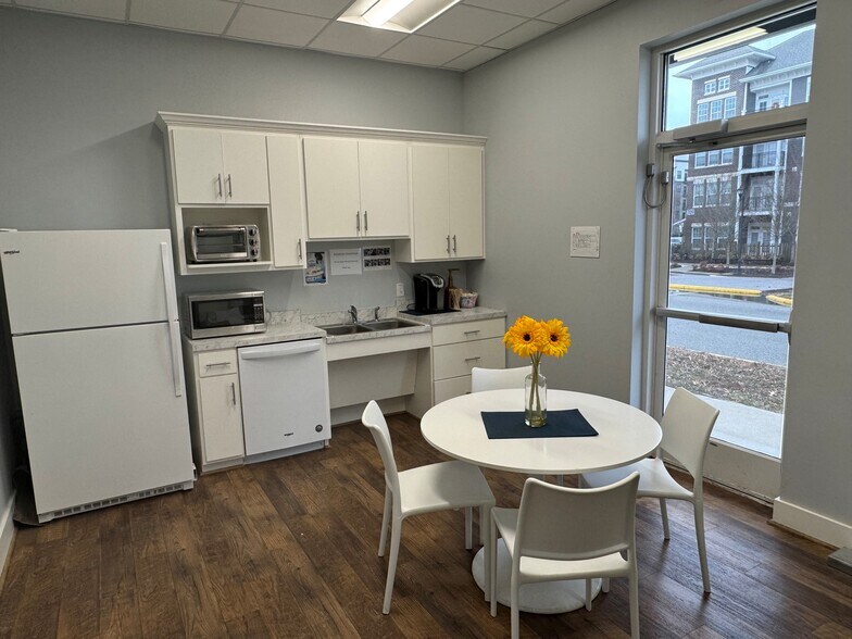 More Photos Of 221 Stonebridge Plaza Ave, North Chesterfield Medical For Sale