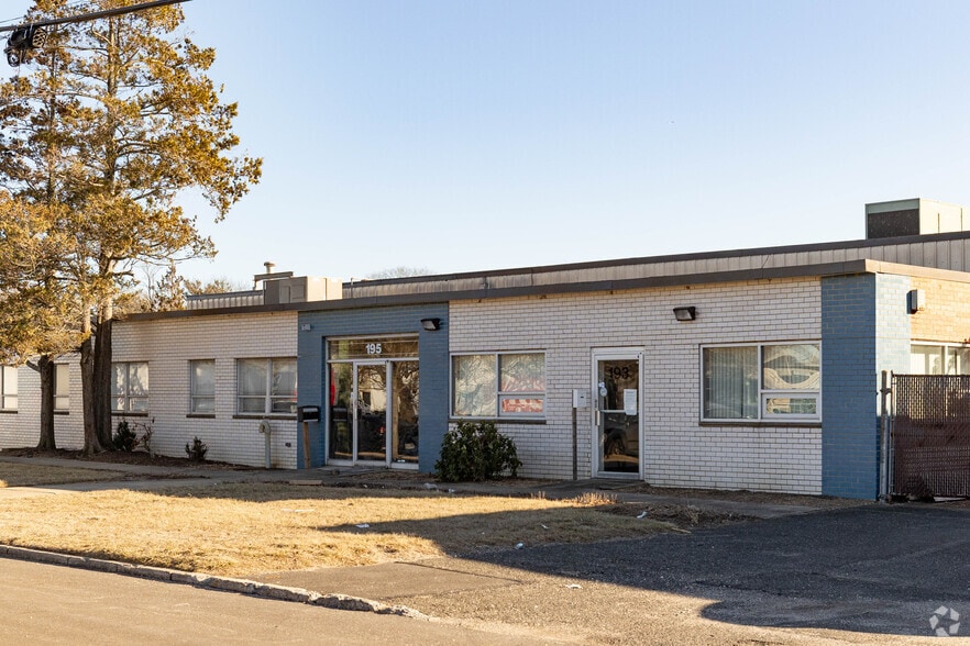 More Photos Of 195 Marine St, Farmingdale Warehouse For Lease