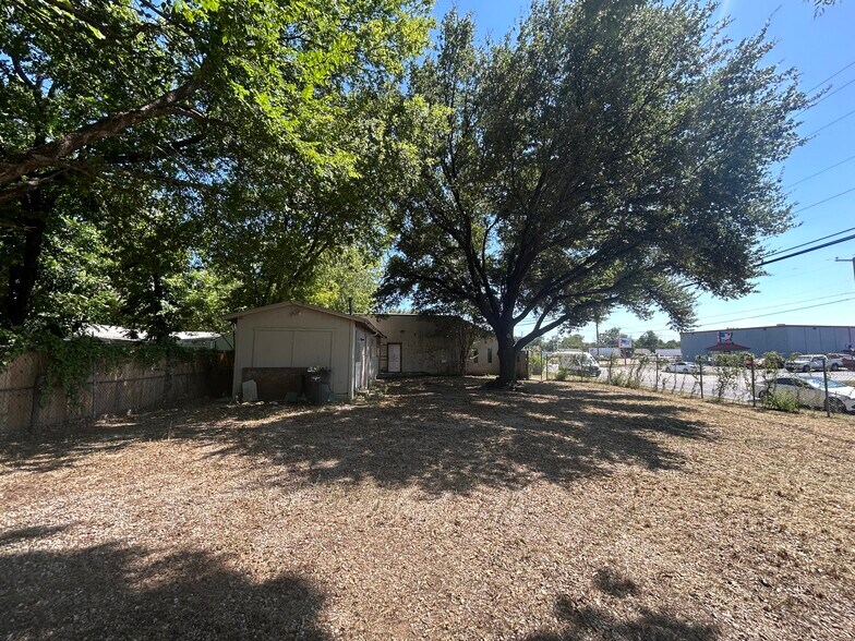 More Photos Of 200 N Beach St, Fort Worth Office For Sale