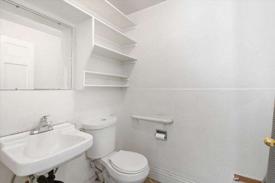 More Photos Of 239 W Washington Ave, Escondido General Retail For Sale