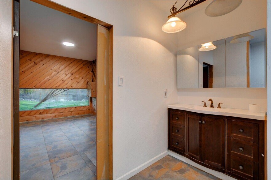 More Photos Of 6804 Agate Rd, White City Flex For Sale