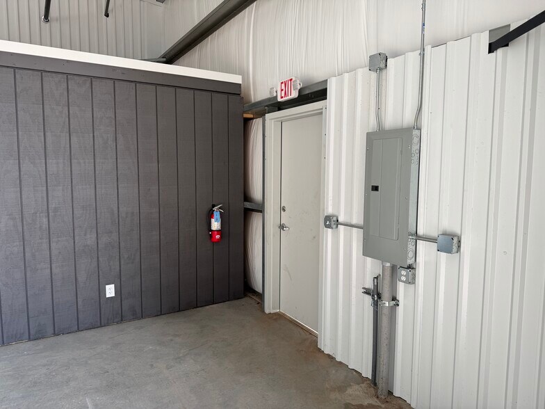 More Photos Of 4900 Dundee Rd, Winter Haven Light Manufacturing For Lease
