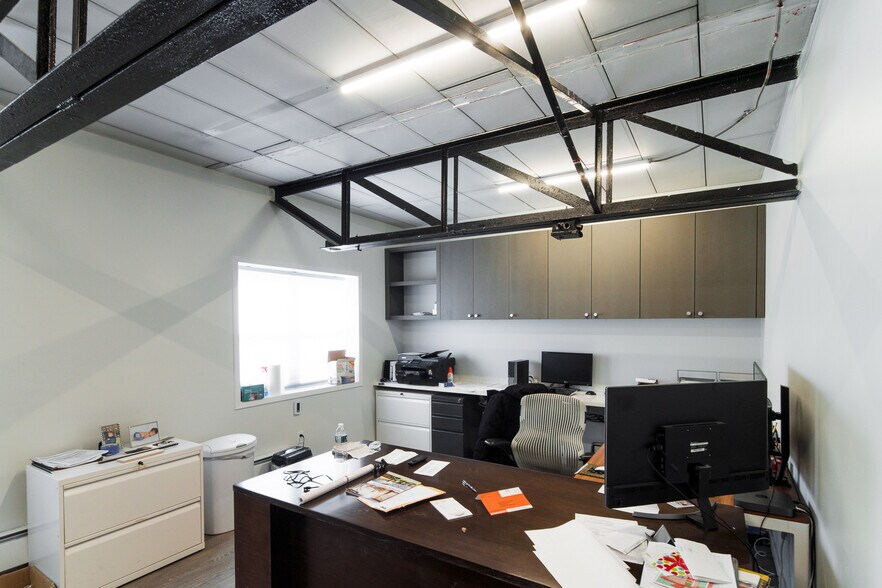 More Photos Of 1819 Gilford Ave, New Hyde Park Warehouse For Lease