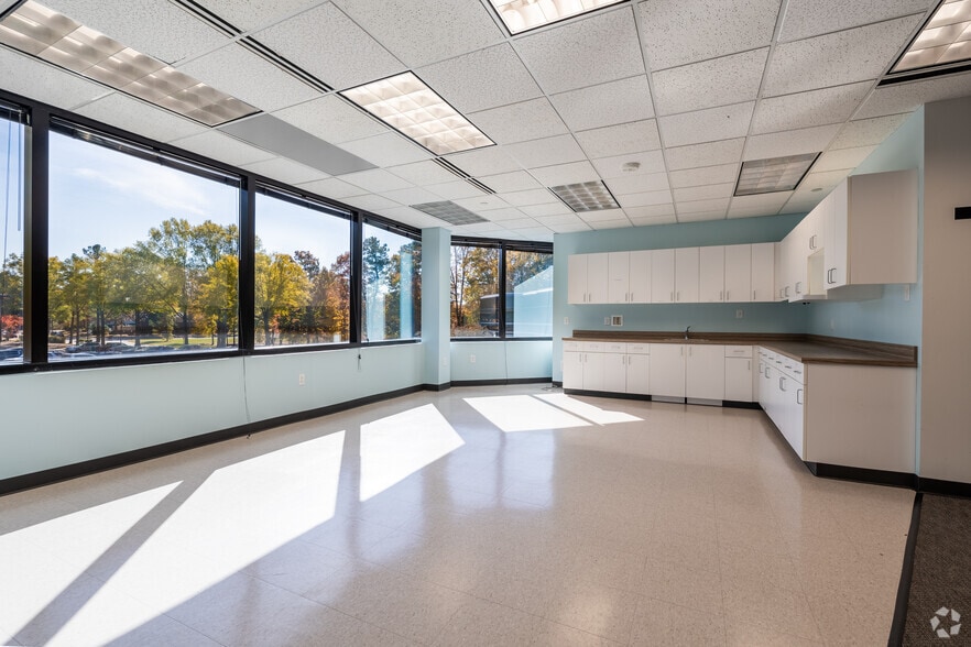 More Photos Of 2820 Waterford Lake Dr, Midlothian Office For Lease