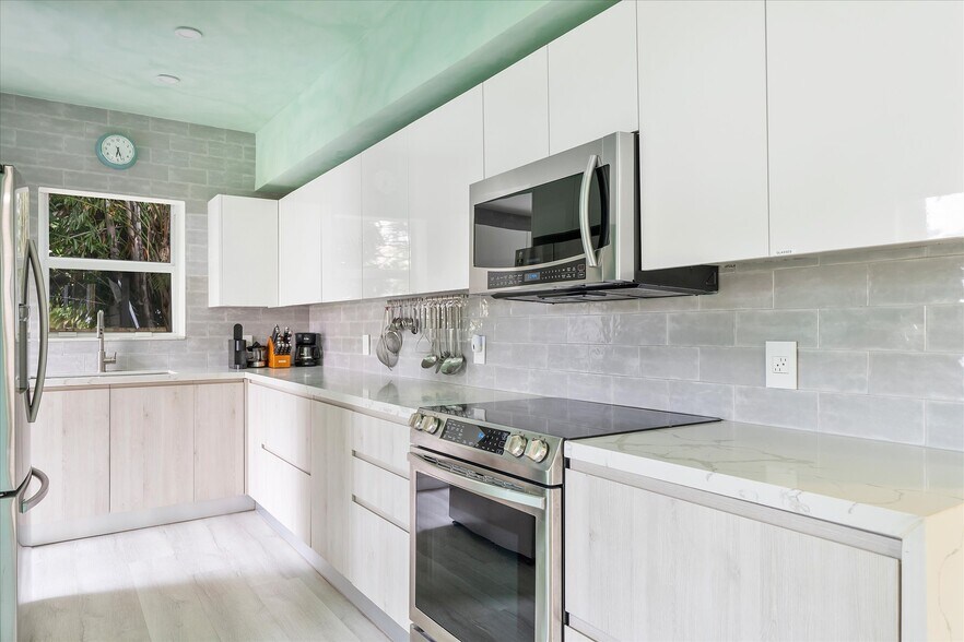 More Photos Of 22 NE 44th St, Miami Office Residential For Lease