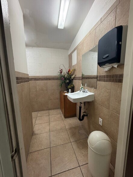 More Photos Of 1032 E Compton Blvd, Compton Storefront For Lease