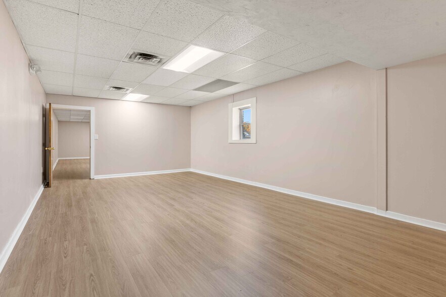 More Photos Of 1295 River St, Hyde Park Flex For Sale