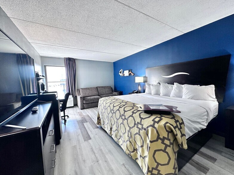 More Photos Of 2075 Highway 192 W, London Hotel For Sale