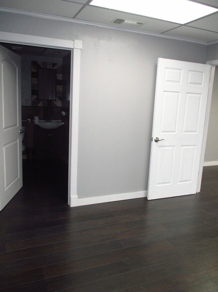 More Photos Of 1018 W Main St, Arlington Office For Lease