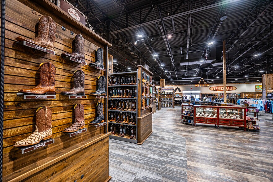 More Photos Of 4901 N Kickapoo Ave, Shawnee General Retail For Sale