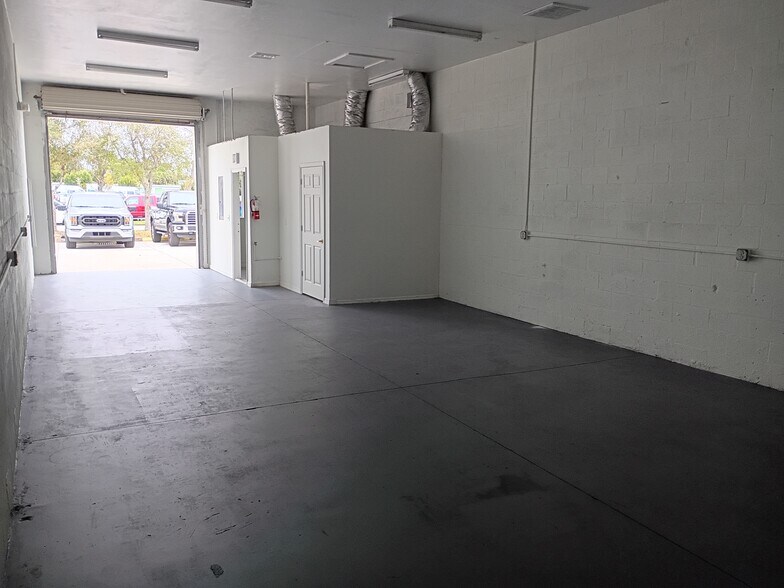 More Photos Of 326 NE 3rd Ave, Cape Coral Warehouse For Lease