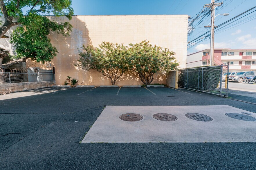 More Photos Of 1709 Kalani St, Honolulu Freestanding For Lease