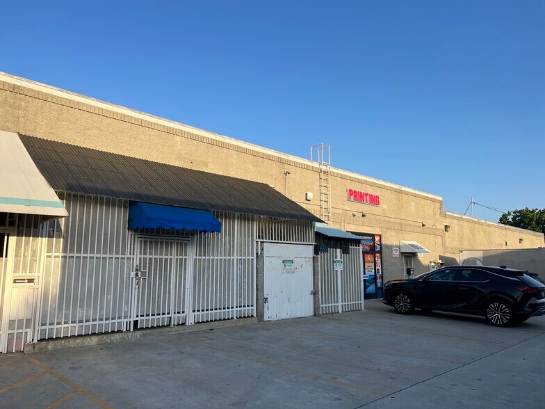 More Photos Of 658 Hawthorne St, Glendale Showroom For Lease