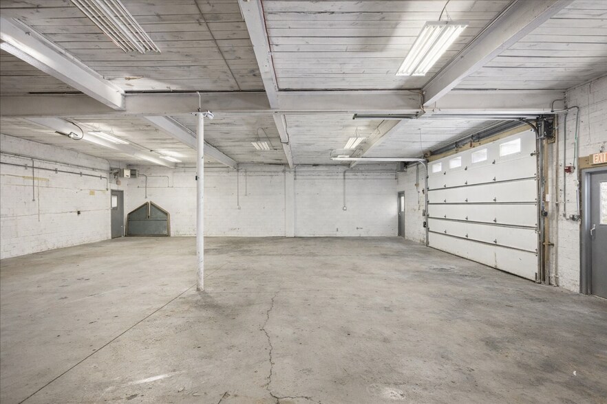 More Photos Of 210 Main St, Leicester Flex For Sale