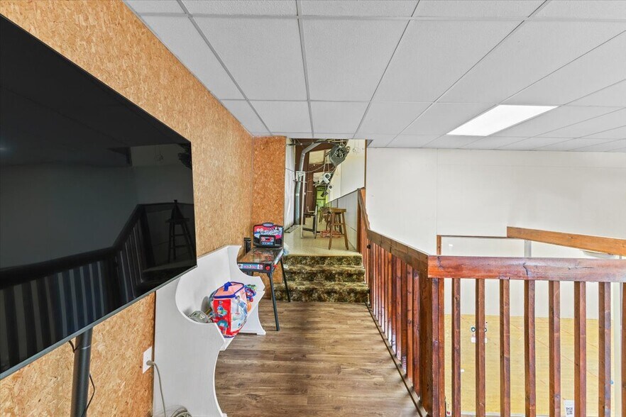 More Photos Of 309 E Springbrook Dr, Johnson City Flex For Lease