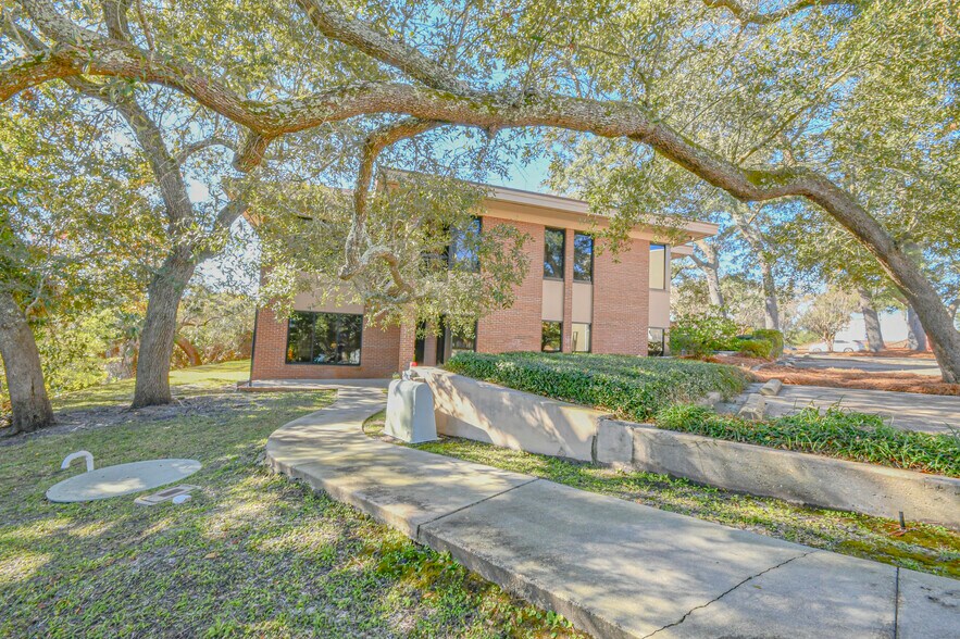 More Photos Of 220 Mckenzie Ave, Panama City Office For Sale