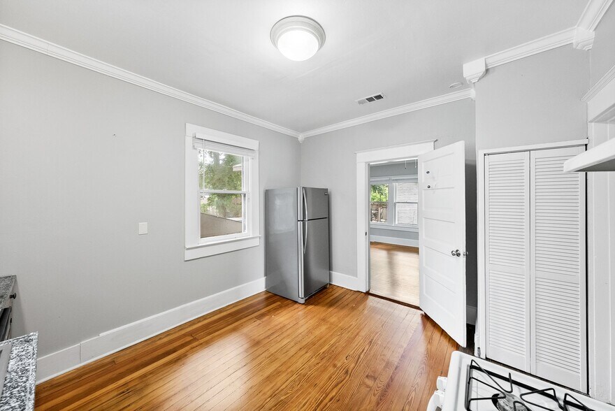 More Photos Of 2032 E Cesar Chavez St, Austin Office Residential For Sale