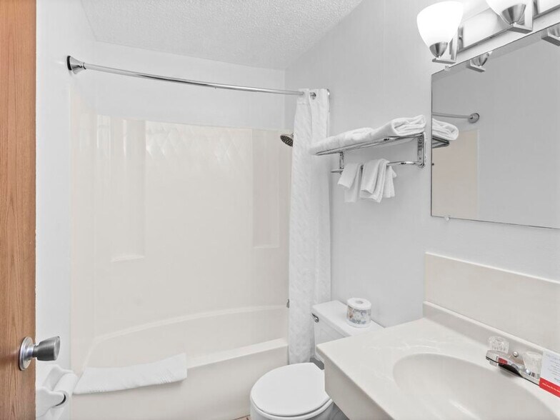 More Photos Of 1419 W 3rd St, Alliance Hotel For Sale