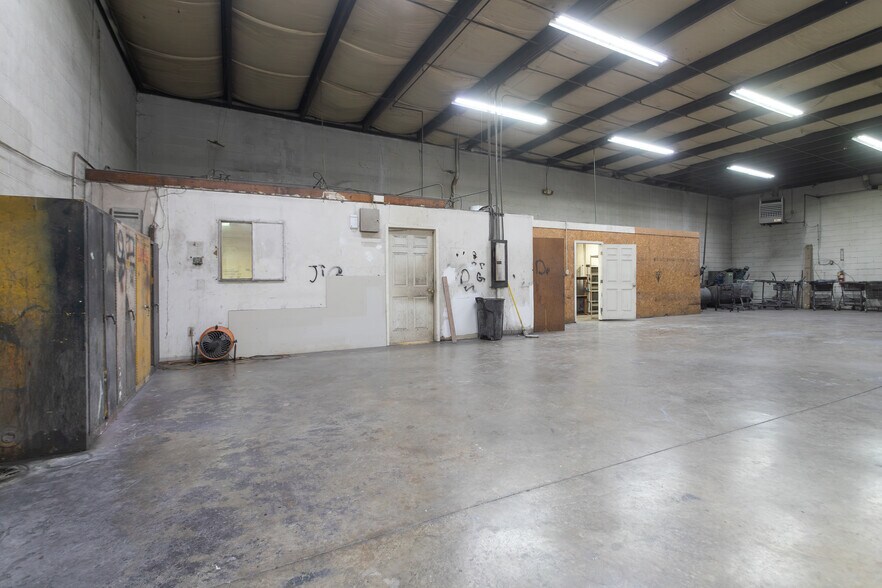 More Photos Of 2849 S Cobb Dr SE, Smyrna Freestanding For Lease