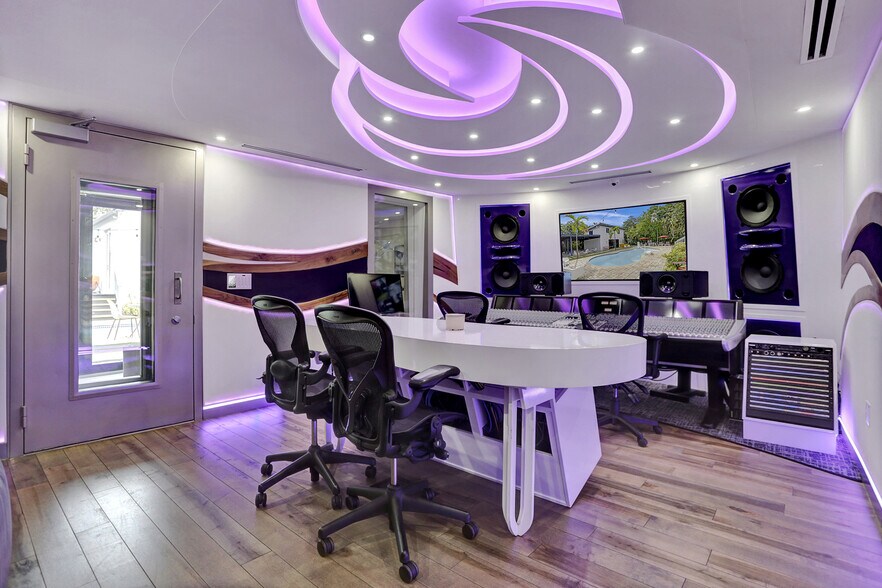 More Photos Of 430 Ne 121st St, Biscayne Park Movie Radio TVStudio For Sale