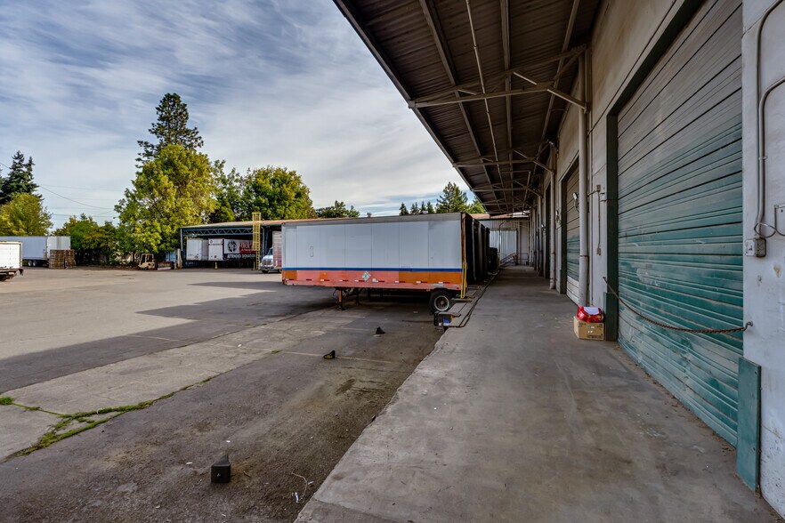 More Photos Of 135-145 N Cleveland St, Eugene Warehouse For Sale
