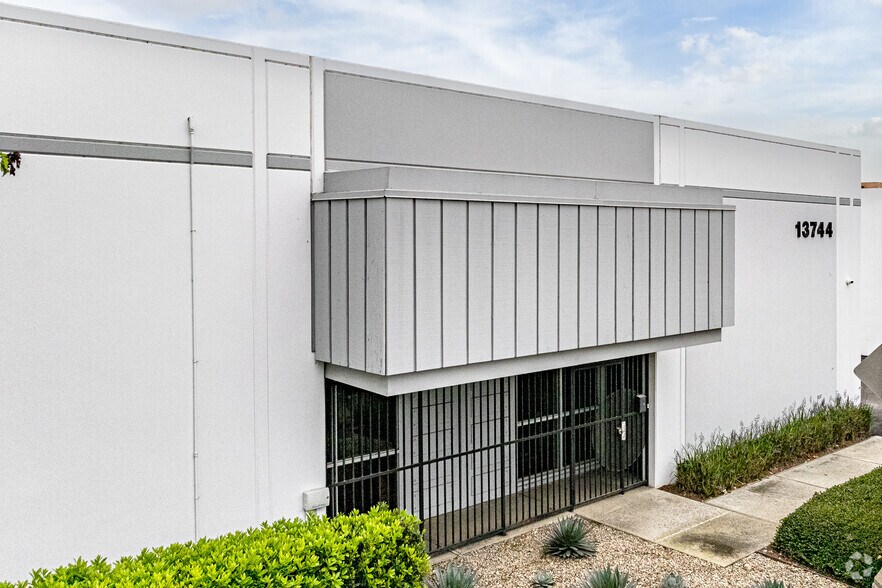 More Photos Of 13744 Milroy Pl, Santa Fe Springs Warehouse For Lease