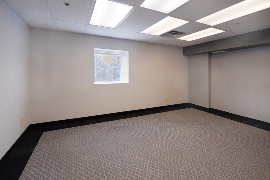 More Photos Of 6748 N Franklin Ave, Loveland Flex For Lease