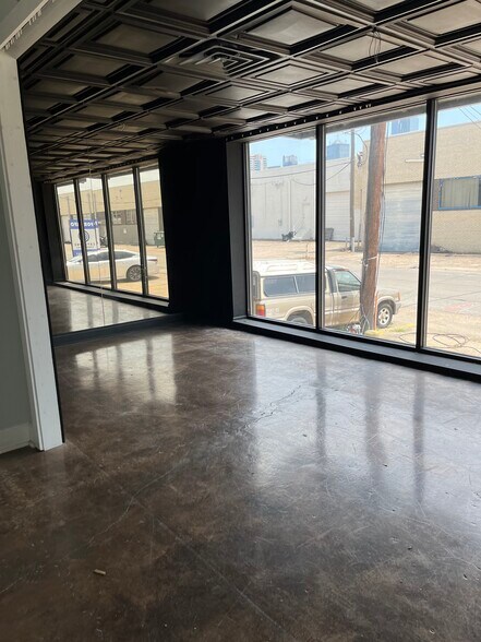 More Photos Of 147 Pittsburg St, Dallas Showroom For Lease