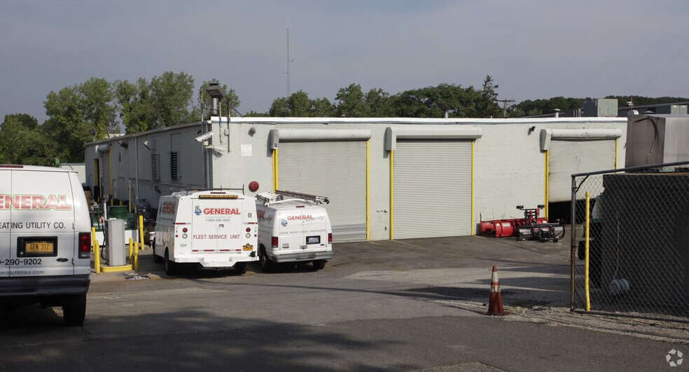 More Photos Of 100 Fairchild Ave, Plainview Warehouse For Lease