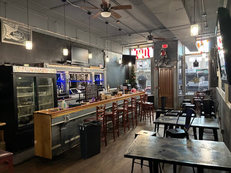 More Photos Of 453-465 W Main St, Waterbury Storefront Retail Residential For Lease