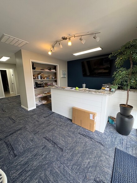 More Photos Of 1224 Executive Blvd, Chesapeake Showroom For Sale