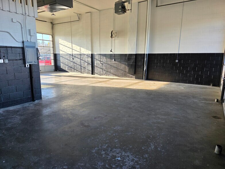 More Photos Of 2560-2580 Old Hwy 94 South Dr, Saint Charles Auto Repair For Lease